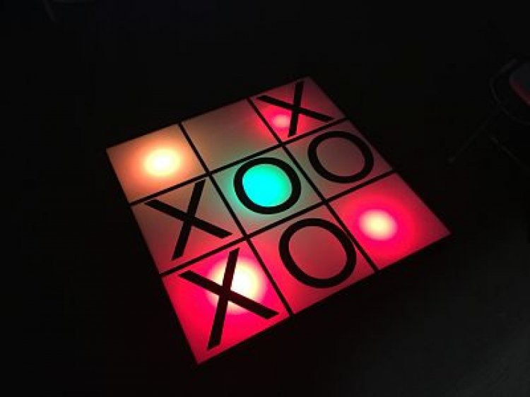 Glowing Tic Tac Toe